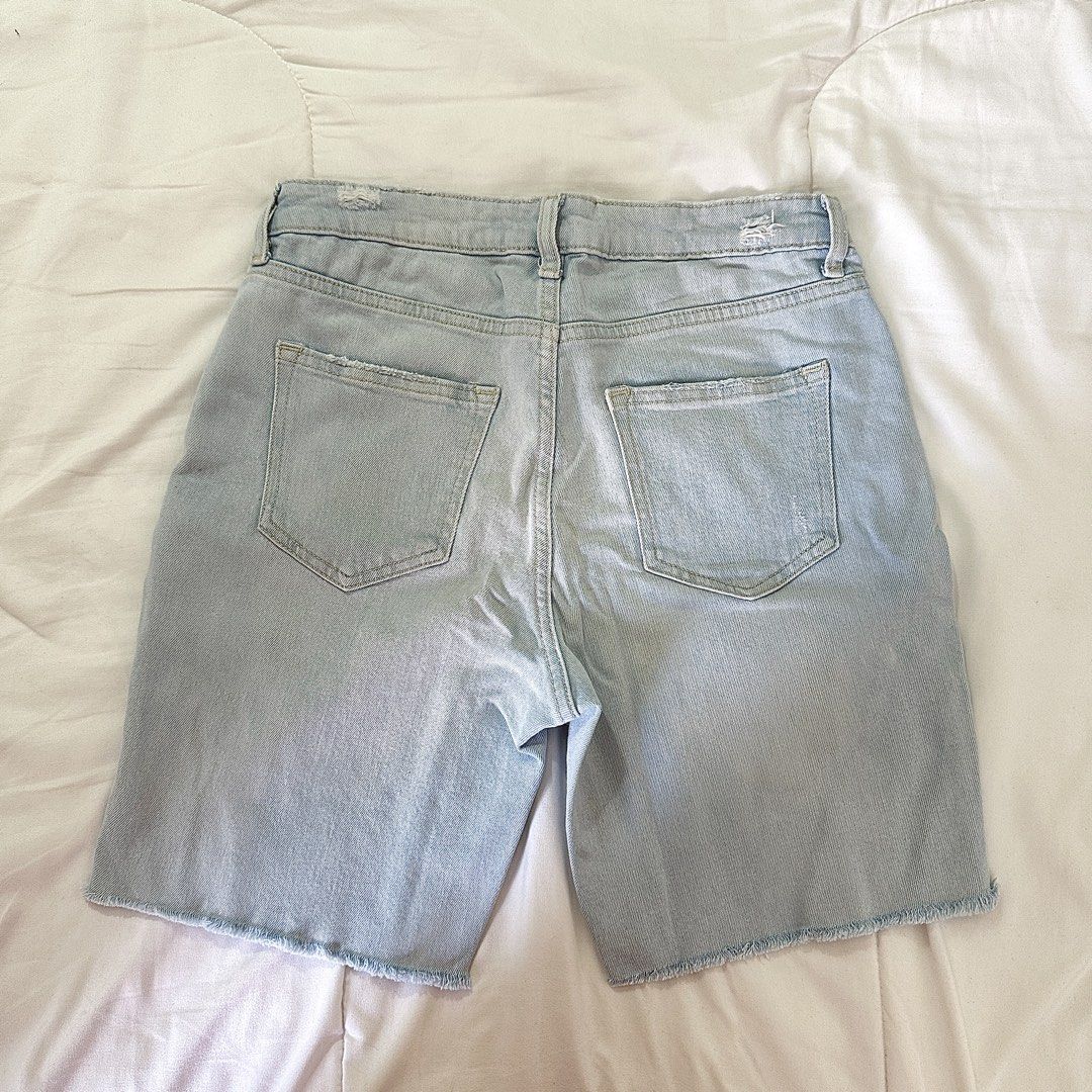 H&M Light Wash Denim Shorts (Category: Shorts) located in Bulacan. Submitted by amandddda (Listing ID 1435434332, Image 2). Description: • 100% authentic (H&M divided) • fits XS-S rfs: decluttering mode of payment: gcash location: bulacan.