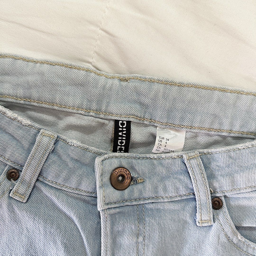 H&M Light Wash Denim Shorts (Category: Shorts) located in Bulacan. Submitted by amandddda (Listing ID 1435434332, Image 3). Description: • 100% authentic (H&M divided) • fits XS-S rfs: decluttering mode of payment: gcash location: bulacan.