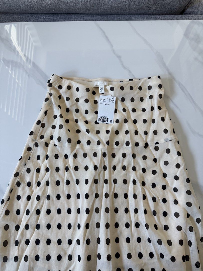 H&M Polka Dot Midi Skirt (Category: Skirts) located in Manila. Submitted by kristelscloset316 (Listing ID 1431999807, Image 3). Description: - H&M midi skirt - Classic polka dot design - Flattering A-line cut - Comfortable fit - Great for casual and semi-formal outfits - Easy to style with different tops and shoes I initially bought this as I saw it recommended by an influencer (as posted) but it didn’t quite fit with my skin tone when received. 