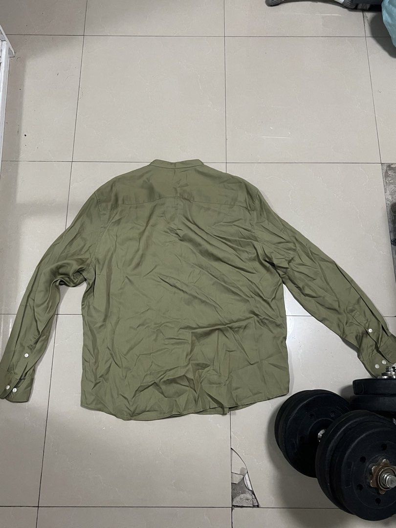 H&M REGULAR FIT SHIRT XL (Category: Tshirts & Polo Shirts ) located in San Fernando. Submitted by notcfrank (Listing ID 1435396932, Image 2). Description: H&M olive green long-sleeved shirt, size XL. Regular fit, mandarin collar. Button closures. Used once-twice. pm if interested.