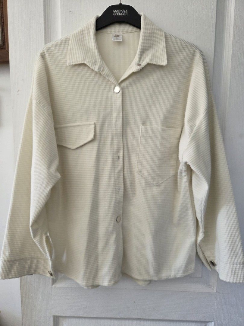 HTP Textured Jacket for Women (Category: Longsleeves) located in General Trias. Submitted by ClutterCrunch (Listing ID 1435392801, Image 1). Description: - Cream color - Waffle texture - Button-down front - With Collar - Size: ML - Made in the Philippines Shipping c/o buyer, thru lalamove or J&T Express MOP: GCash/BDO Decluttering sale: Mix of my own items and my mother's preloved pieces. Location: General Trias, Cavite Thank you!.