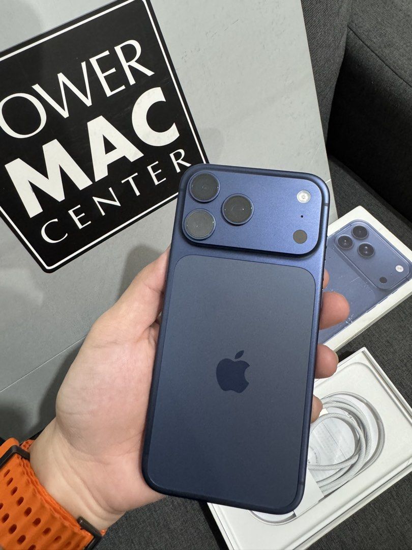 iPhone 17 Pro Max Dual Physical Sim (Category: iPhone 17 Series) located in San Carlos. Submitted by marco1199 (Listing ID 1435356697, Image 3). Description: iPhone 17 Pro Max 256gb Dual Physical Sim 6 Cycle Count only 🔋 No issue Feb 2027 Active Warranty Good as new .