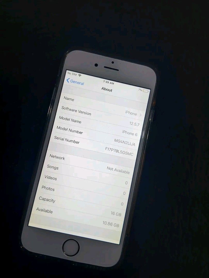 Iphone 6 series (Category: iPhone 6 Series) located in Manila. Submitted by vermouthmoth (Listing ID 1435464513, Image 2). Description: FOR SALE IPHONE 6 16GB SILVER COLOR GLOBE LANG PWEDE FRONT AND BACK CAM MALINAW BATTERY HEALTH 79% MAKINIS HARAP SMOOTH GAMITIN CRISPY ALL BOTTONS.