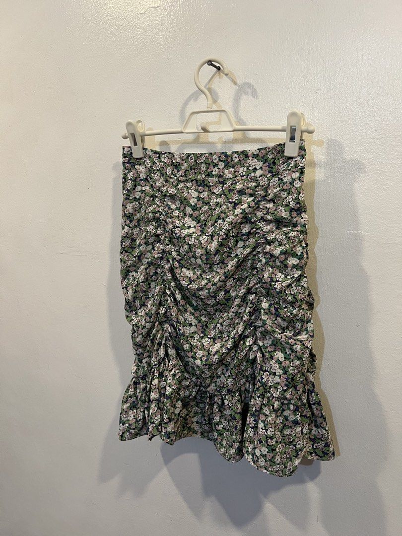 Kashieca Floral Ruffled Mini Skirt (Category: Skirts) located in San Pedro. Submitted by declutterine95 (Listing ID 1435494167, Image 1). Description: Bought for ₱900 selling for ₱290 📍I am based in Makati 💡 Color may vary slightly due to lighting 🤍 Please manage expectations (preloved items) 📩 Message for more photos/measurements 🚚 Shipping shouldered by buyer.