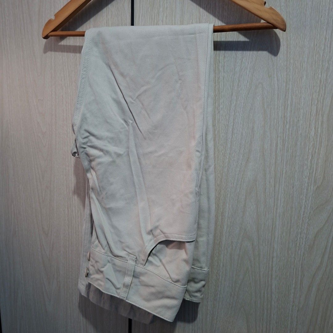 Khaki Pants (Category: Other Bottoms) located in Cavite. Submitted by sofabinpink (Listing ID 1435351368, Image 1). Description: size 28.