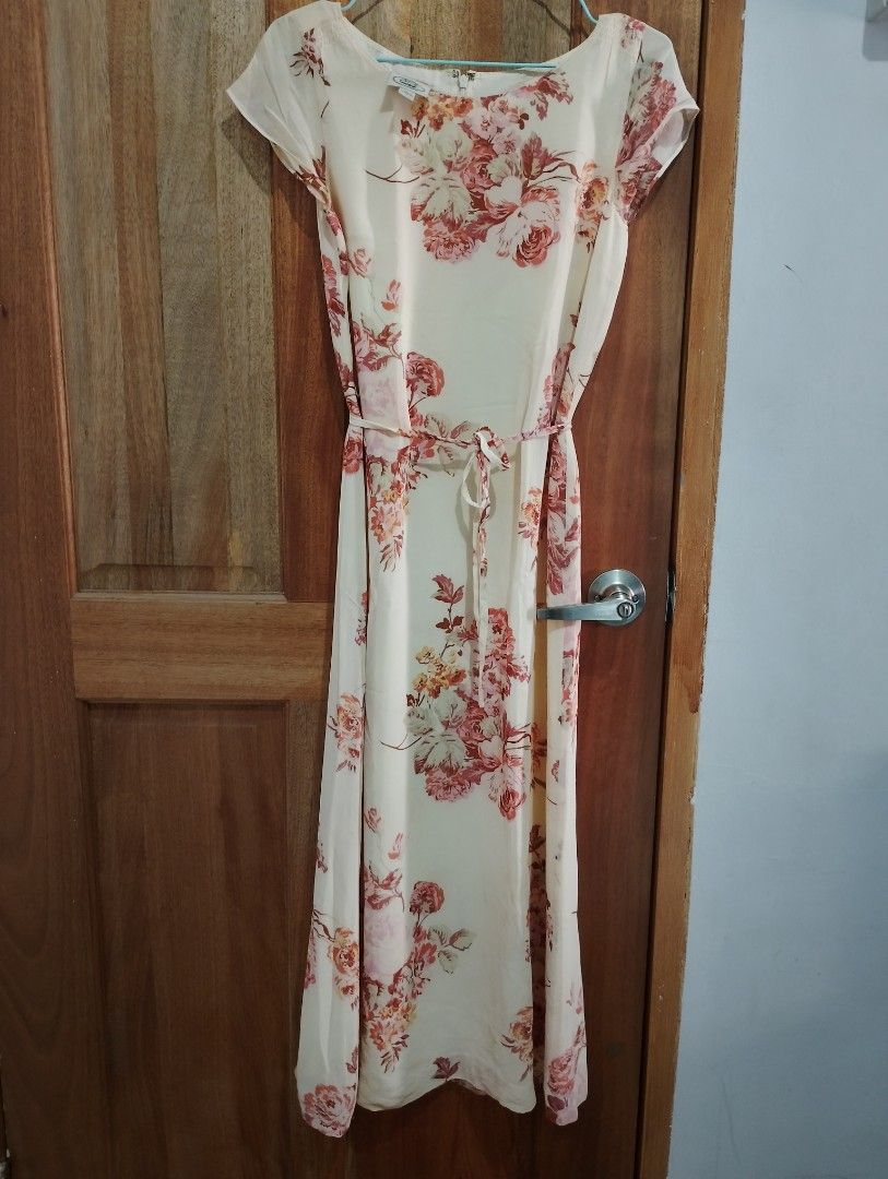 Laura Ashley midi dress (Category: Dresses) located in Botolan. Submitted by wallflowerly (Listing ID 1435444843, Image 2). Description: ✿ please manage your expectations, the dress has minor flaws due to its age. it has light stains and hem needs fixing too. feel free to send a message for inquiries ~ ♡.