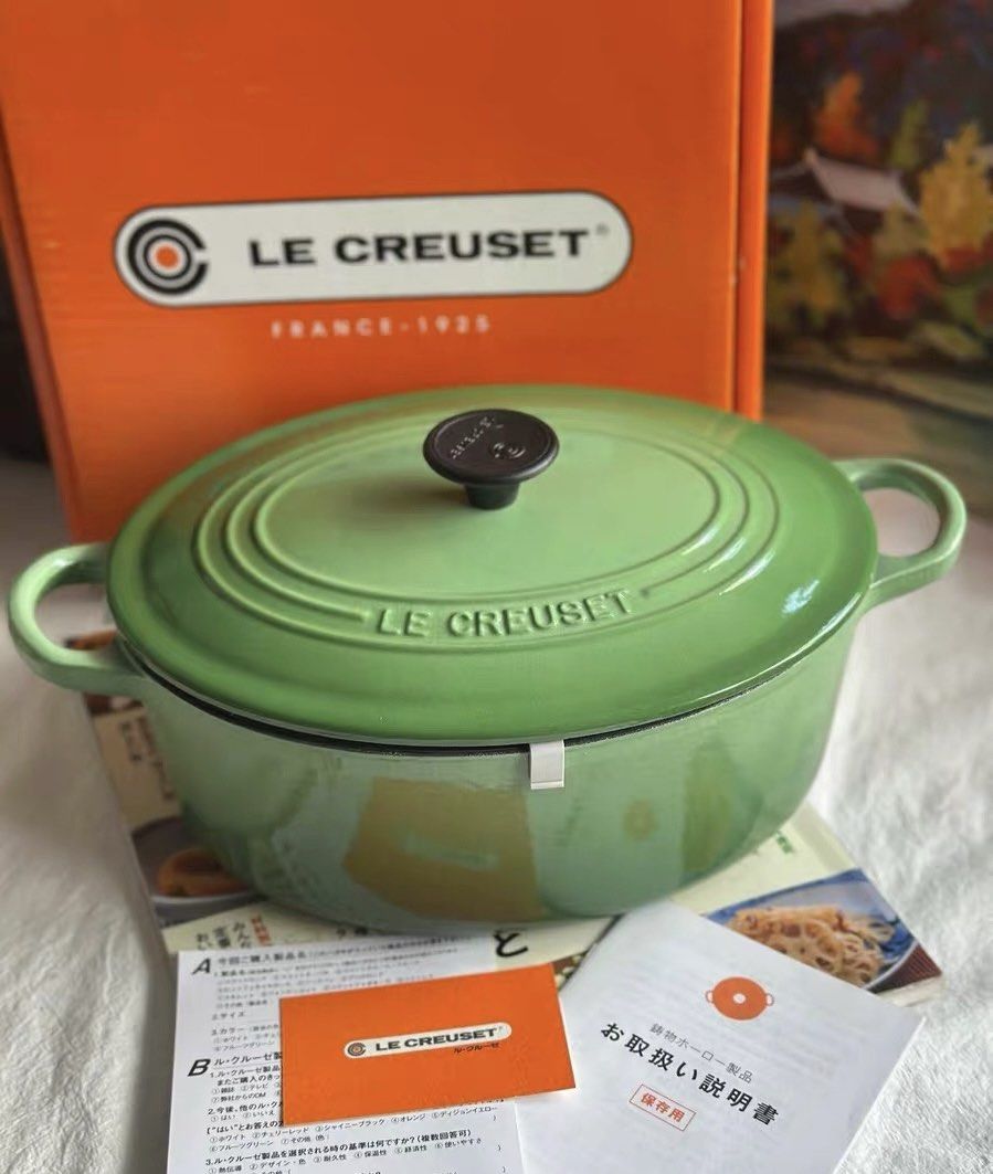 Le Creuset 25 CM *10 CM , 3.2 L ( bought from Japan )