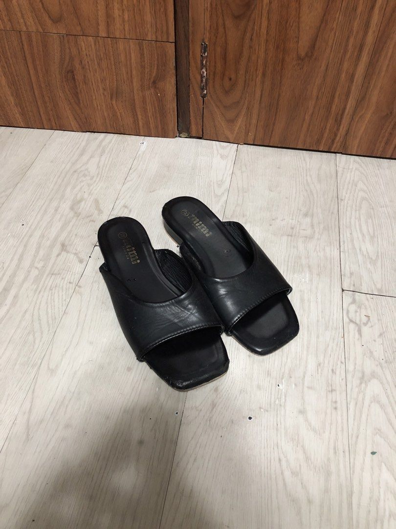 Mimi Yuan Yu Black Sandals (Category: Flats & Sandals) located in Caloocan City. Submitted by yannnn.27 (Listing ID 1435382270, Image 1). Description: FOR FREE SA MAY MA-MINE. SIZE 37 may bakbak konti.