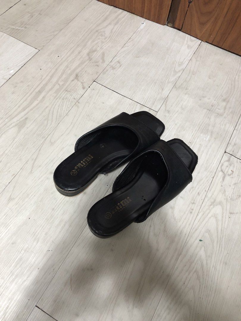 Mimi Yuan Yu Black Sandals (Category: Flats & Sandals) located in Caloocan City. Submitted by yannnn.27 (Listing ID 1435382270, Image 2). Description: FOR FREE SA MAY MA-MINE. SIZE 37 may bakbak konti.