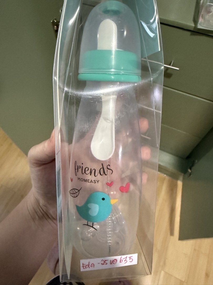 Momeasy Standard PP Squeeze Feeder (Category: Breastfeeding & Bottle Feeding) located in Dasmarinas. Submitted by denmae (Listing ID 1435357203, Image 2). Description: - Momeasy Standard PP Squeeze Feeder - For babies 0 months and up - Anti-colic nipple - Includes a spoon for easy feeding - 240ml/8oz capacity - Comes with a cleaning brush - Features a cute bird design - Made by Mom Easy Inc..