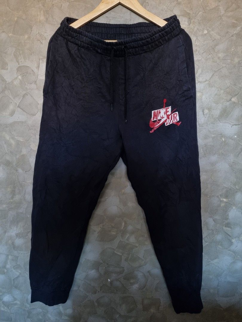Nike Air Jordan Sweatpants - Black - Medium (Category: Joggers) located in Manila. Submitted by solotrifting (Listing ID 1435461796, Image 1). Description: - Nike Air Jordan sweatpants - Size: Medium - Features the iconic Air Jordan logo - Standard fit - Drawstring waistband - Comfortable material - Great for casual wear and workouts.