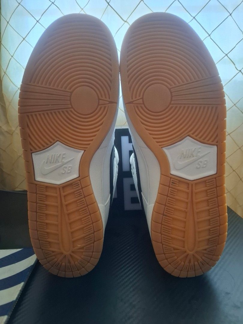 NIKE SB DUNK LOW "WHITE GUM" (SIZE: 9.5) (Category: Casual Shoes) located in Paranaque City. Submitted by MasterKarl123 (Listing ID 1435387376, Image 2). Description: Price is subject to change. Negotiable. Hit me up with an offer. If near offer free shipping. Shoe has been worn but taken care of. Placed in acrylic case. US Size: 9.5 Lost box No Heel Drag Minimum creases.