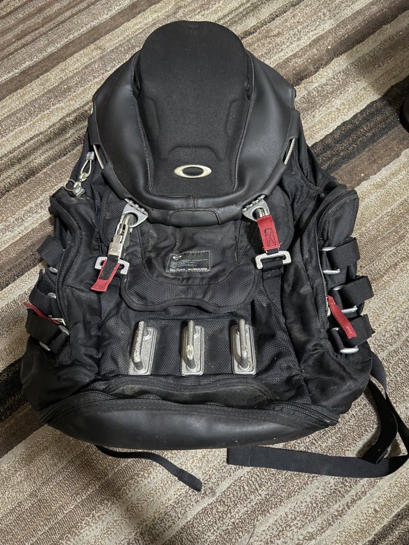 Oakley backpack kitchen sink black (Category: Backpacks) located in Manila. Submitted by theheirloomhouse (Listing ID 1435380970, Image 2). Description: Authentic Oakley Outdoor backpack Issue gasgas sa metal sa front ng bag kita naman sa picture Natambak lang kaya nag ka rust ibang metal and maalikabok but still maganda pa din Check all you want request for video okay lang po Mura na po presyo ko I will not entertain low baller No return no exch