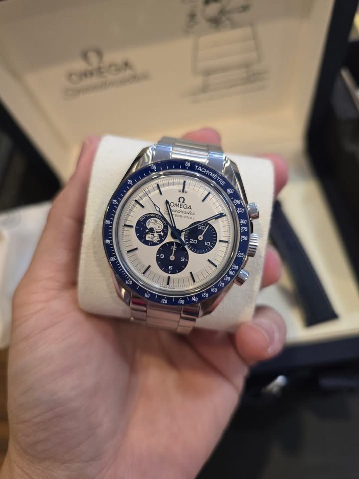 Omega Speedmaster Snoopy 50th Anniversary (Category: Luxury Watches) located in Makati City. Submitted by gcct888 (Listing ID 1435444835, Image 2). Description: Omega Speedmaster Silver Snoopy Award 42mm 50th Anniversary timepiece Collector piece Comes with factory blue nylon fabric strap Complete / Fullest Set 980,000.