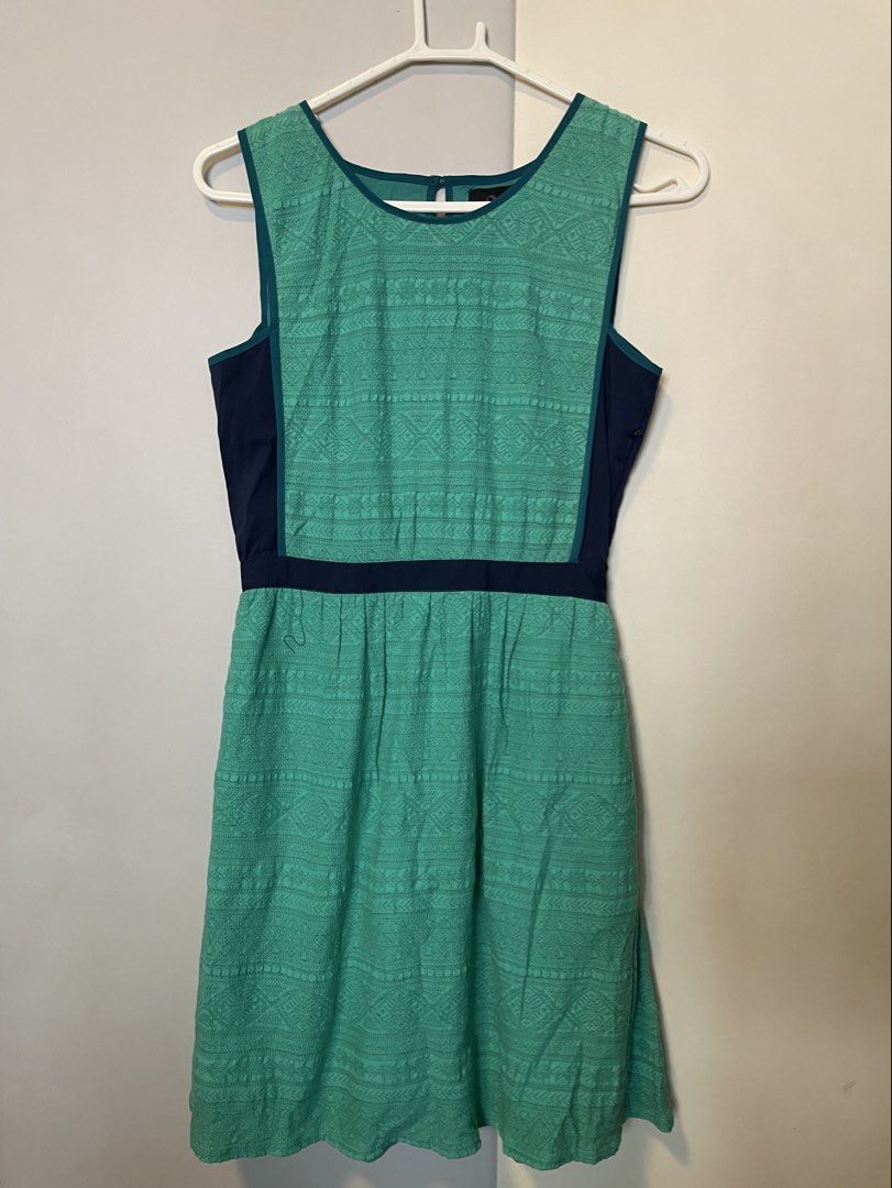 Plains & Prints (Category: Dresses) located in Manila. Submitted by lene24 (Listing ID 1435390457, Image 1). Description: Letting go of this beautiful authentic Plains & Prints sleeveless dress because it’s unfortunately too small for me. It features a unique teal green textured fabric with intricate geometric patterns and contrasting navy blue side panels that create a slimming effect Design: Fit and flare silhouette with a defined waistline. St