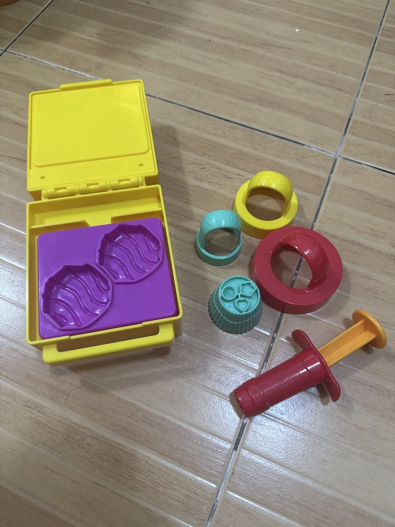 Play-doh sweet shoppe set (Category: Kids Toys) located in Manila. Submitted by dynonymes (Listing ID 1435388755, Image 2). Description: - 1 oven - 3 cookie molds - 2 pc icing presser - 1 candle mold - 1 plate - 1 cupcake holder w/ molds at the bottom - 3 cake layer cutters.