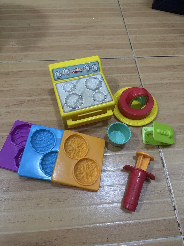 Play-doh sweet shoppe set (Category: Kids Toys) located in Manila. Submitted by dynonymes (Listing ID 1435388755, Image 1). Description: - 1 oven - 3 cookie molds - 2 pc icing presser - 1 candle mold - 1 plate - 1 cupcake holder w/ molds at the bottom - 3 cake layer cutters.