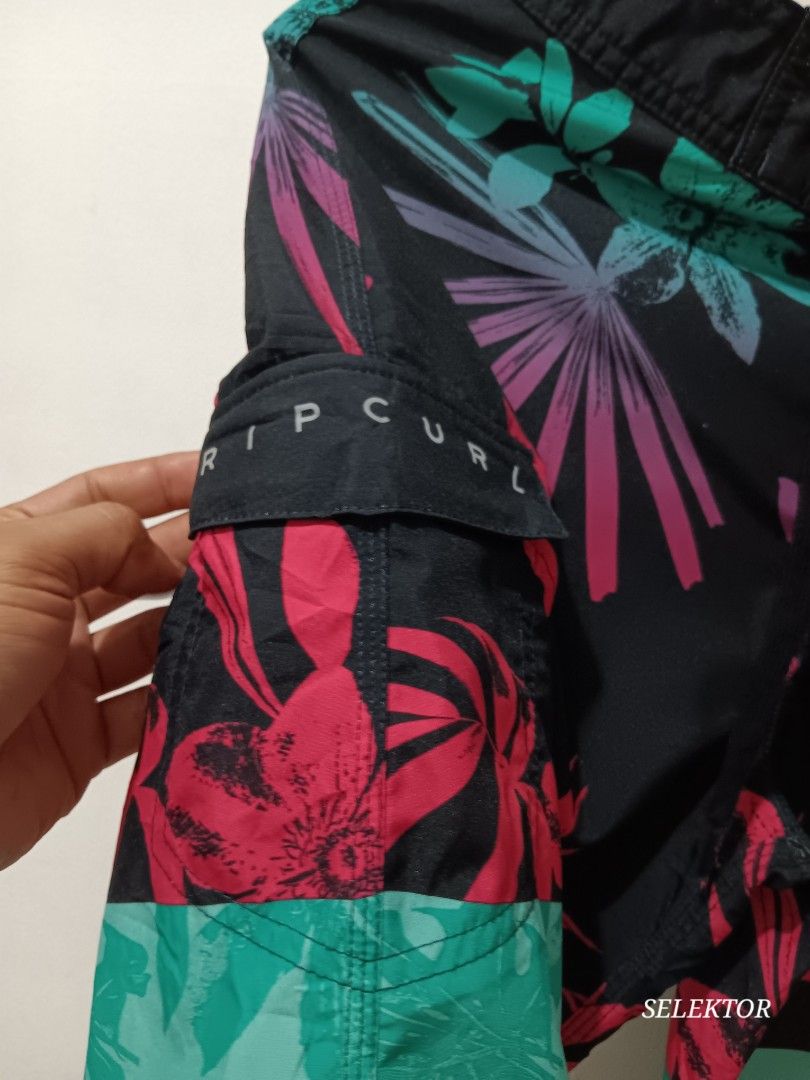 RIPCURL (Category: Shorts) located in Dauis. Submitted by udenglegaspi (Listing ID 1435395965, Image 3). Description: .