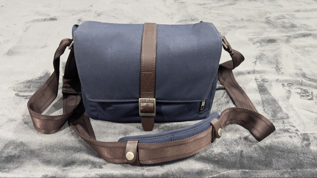 Sirui camera shoulder bag (Category: Camera Bags & Carriers) located in Quezon City. Submitted by steeephy (Listing ID 1435454668, Image 2). Description: Sirui camera shoulder bag in indigo blue. With waterproof cover. Bought in Yodabashi Japan..