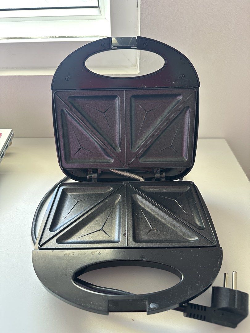 Sonifer Sandwich Maker & Toaster SF-6048 (Category: Cookware & Accessories) located in Las Pinas. Submitted by jolszn (Listing ID 1435348692, Image 2). Description: used it once for a school event naka-stock lang kaya need punasan no issues & works perfectly rfs: decluttering 📍 las piñas.