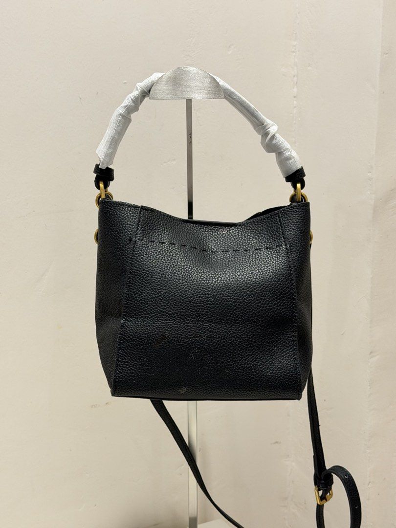 Tory Burch Sling Bag (Category: Luxury Bags & Wallets) located in Tanauan. Submitted by dee_preloved03 (Listing ID 1435463616, Image 2). Description: .