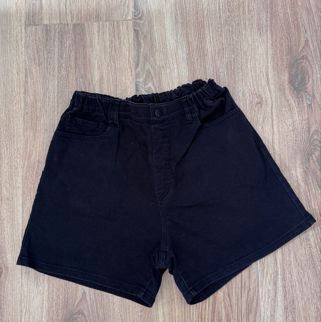 Uniqlo Black Shorts Size 160 (Category: Shorts) located in Cabanatuan. Submitted by thearchivemuse (Listing ID 1435357302, Image 1). Description: - Uniqlo black shorts - Size 160 - Elastic waistband - Button closure - Two back pockets - Solid black fabric.