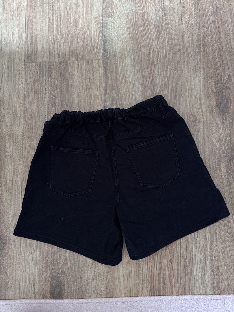 Uniqlo Black Shorts Size 160 (Category: Shorts) located in Cabanatuan. Submitted by thearchivemuse (Listing ID 1435357302, Image 2). Description: - Uniqlo black shorts - Size 160 - Elastic waistband - Button closure - Two back pockets - Solid black fabric.