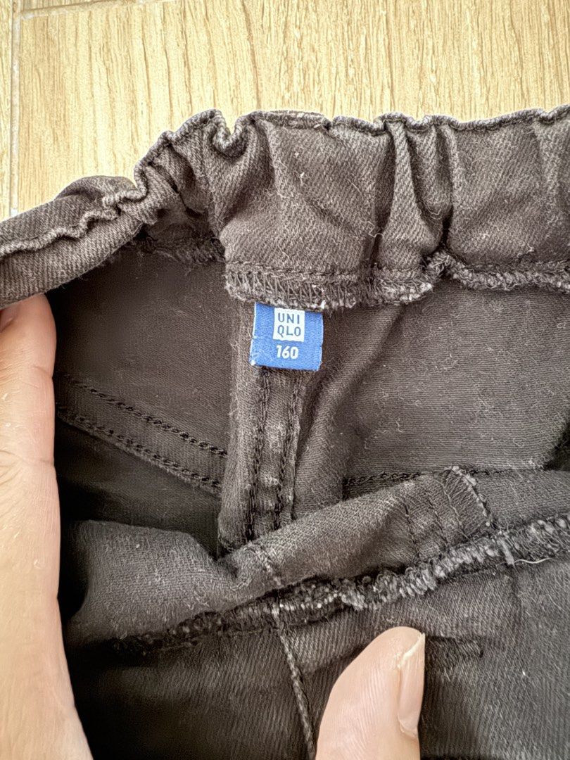 Uniqlo Black Shorts Size 160 (Category: Shorts) located in Cabanatuan. Submitted by thearchivemuse (Listing ID 1435357302, Image 3). Description: - Uniqlo black shorts - Size 160 - Elastic waistband - Button closure - Two back pockets - Solid black fabric.