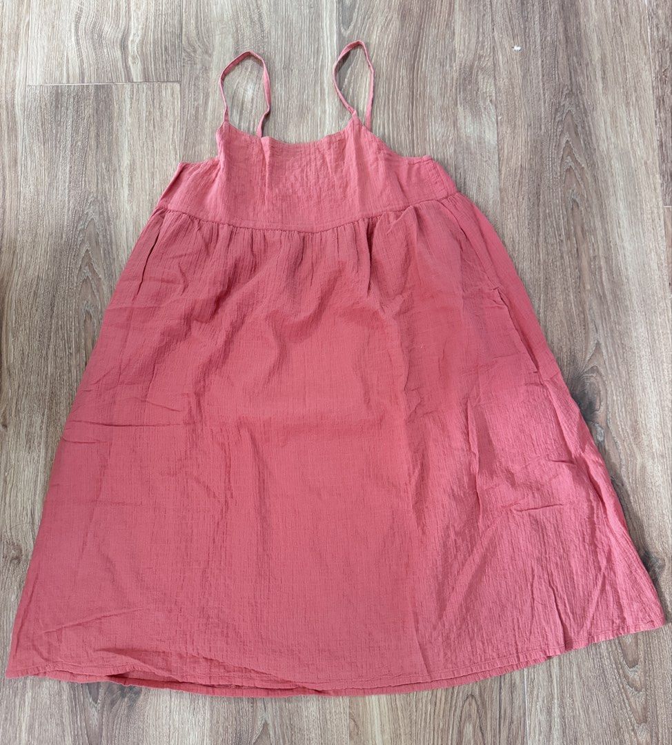 Uniqlo Dress - Size 150 (Category: Dresses) located in Cabanatuan. Submitted by thearchivemuse (Listing ID 1435359473, Image 1). Description: - Uniqlo dress - Size 150 - Spaghetti strap design - Flowing, loose fit - Solid reddish-pink color - Textured, slightly crinkled fabric - Perfect for casual wear.