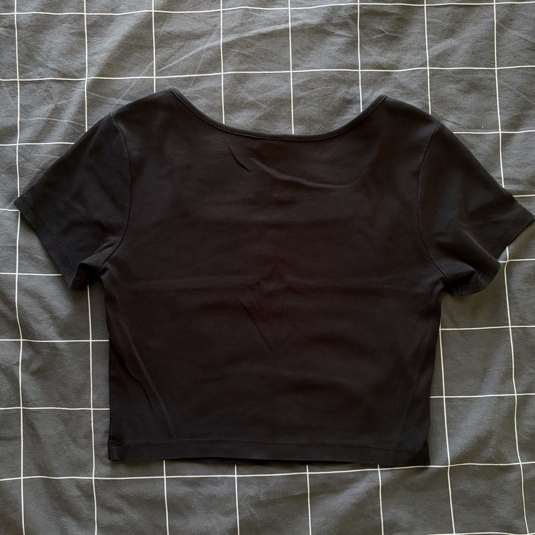 Uniqlo Square Neck Crop Top (Black) (Category: Shirts) located in Binan City. Submitted by anx4m (Listing ID 1435420228, Image 3). Description: No issues Phased out in Uniqlo Size M Measurements: (L: 15.5” W: 15.5”).