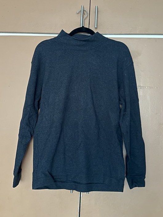 Uniqlo U Turtleneck Sweater (Category: Longsleeves) located in Mandaluyong City. Submitted by ja.declutters (Listing ID 1435282004, Image 1). Description: - Uniqlo U Turtleneck HeatTech Sweater - Sizes: S - Colors: Dark Gray, Mustard Yellow - Features: Mock neck, long sleeves - Versatile for layering or standalone wear take both for ₱700.