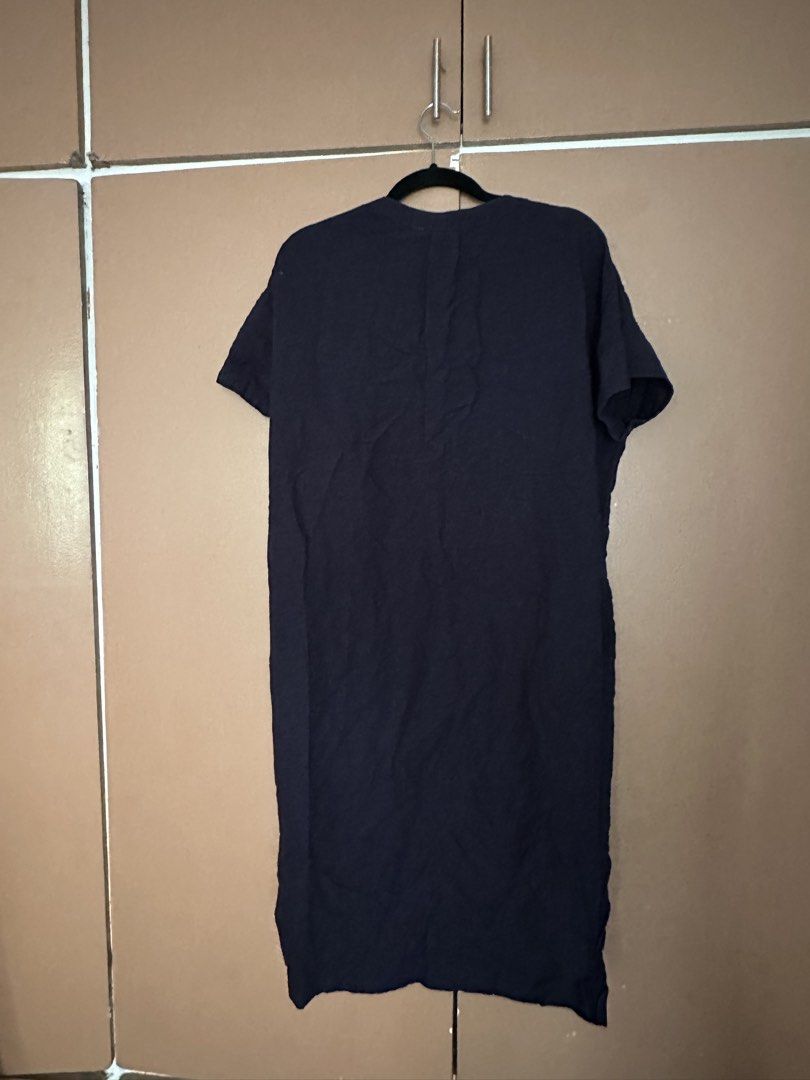 Uniqlo V-Neck Midi Dress - Small fits medium frames (Category: Dresses) located in Mandaluyong City. Submitted by ja.declutters (Listing ID 1435353776, Image 2). Description: Navy blue and light grey Uniqlo V-neck dress. Features short sleeves and side slits. The dress has a relaxed fit. Made of a lightweight fabric, suitable for warm weather. Perfect for casual wear or layering. 600 if you get both.