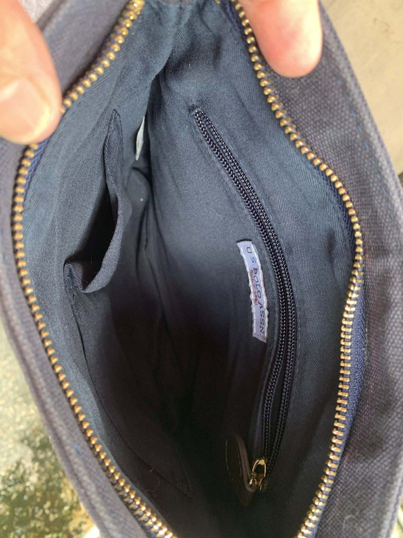 US Polo Assn Bag (Category: Cross-body Bags) located in Manila. Submitted by khalibear (Listing ID 1435376420, Image 2). Description: • Decluttering • Mukhang bago pa walang stains • Loc: Tayuman, Manila.