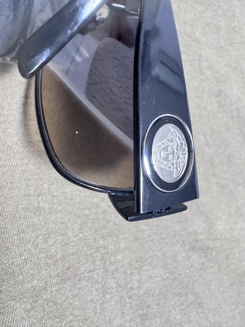Versace sunglasses (Category: Sunglasses & Eyewear) located in Singapore. Submitted by twwjy (Listing ID 1435450421, Image 3). Description: .
