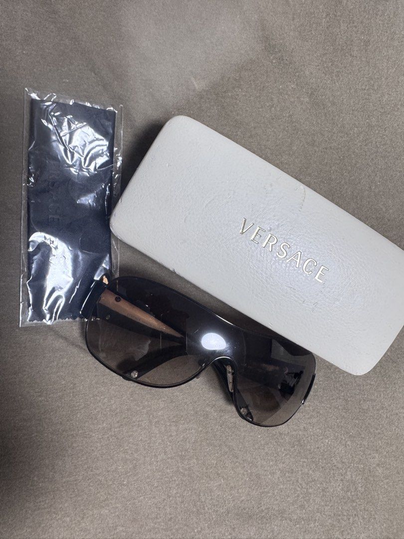 Versace sunglasses (Category: Sunglasses & Eyewear) located in Singapore. Submitted by twwjy (Listing ID 1435450421, Image 1). Description: .