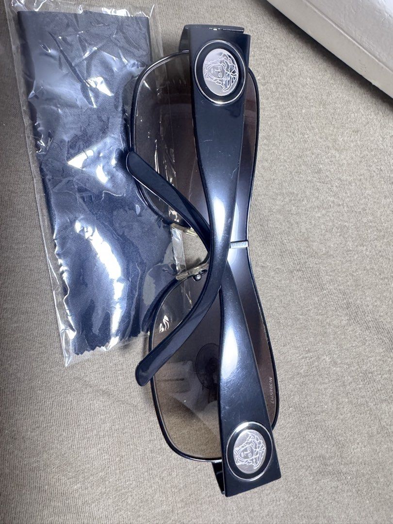 Versace sunglasses (Category: Sunglasses & Eyewear) located in Singapore. Submitted by twwjy (Listing ID 1435450421, Image 2). Description: .