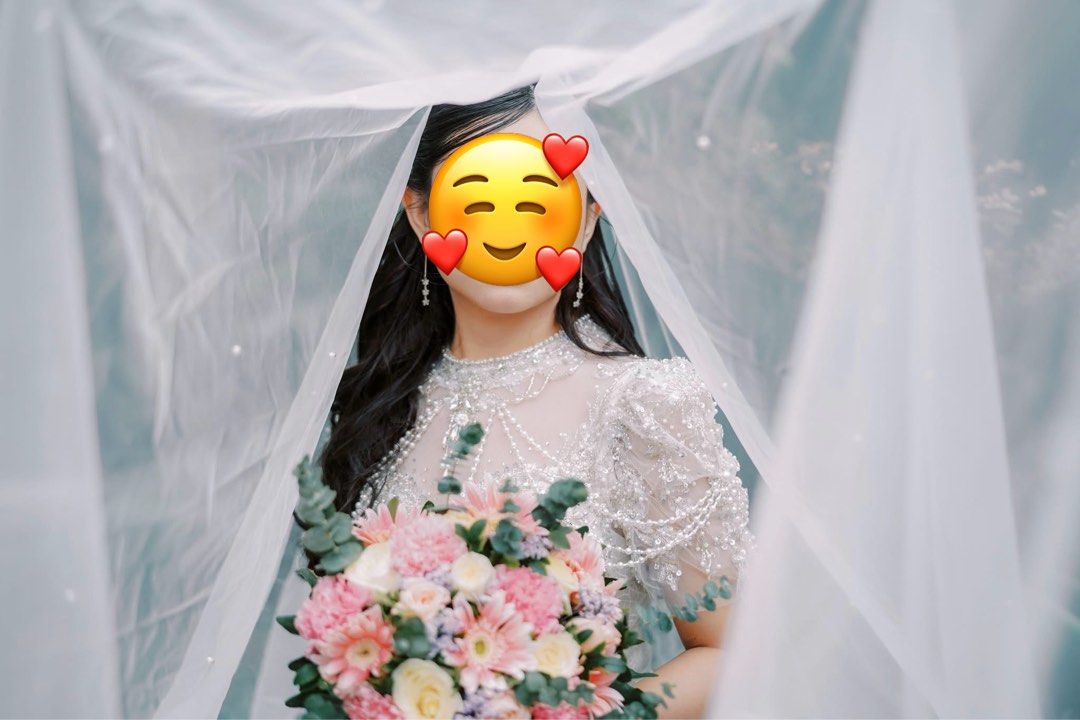 White Wedding Gown Adjustable Set (Category: Evening dresses & gowns) located in Las Pinas. Submitted by scarlet_stuff (Listing ID 1435355479, Image 2). Description: Inclusion * Gown Adjustable (need to dry clean) * Bridal Skirt Hoop Petticoat * Beaded Long Veil * Short Veil .