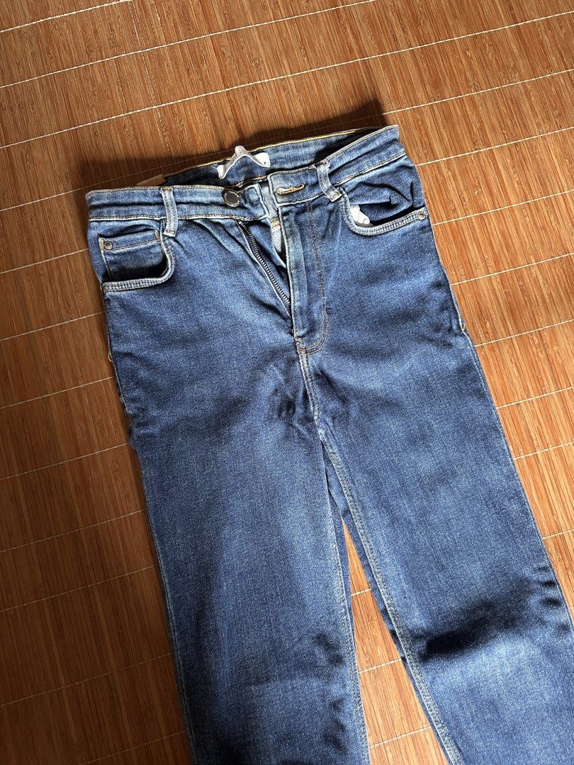 Zara Authentic Denim Jeans (Category: Jeans) located in Valenzuela. Submitted by sol___ (Listing ID 1435412985, Image 1). Description: - Authentic Zara denim jeans - Dark blue wash - Zipper and button closure.