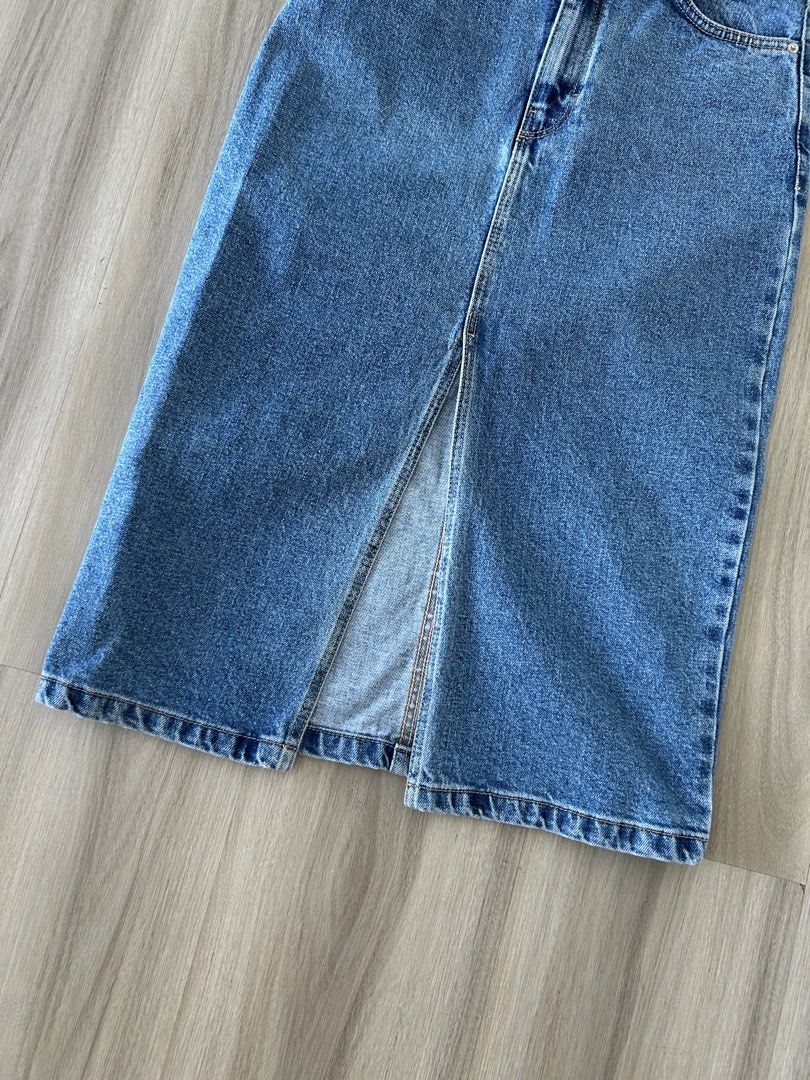 Zara Denim Midi Skirt (Category: Skirts) located in Taguig. Submitted by prelovedcloset2 (Listing ID 1435377195, Image 3). Description: - Zara denim midi skirt - Light blue wash - Front slit detail - Button and zipper closure - Size: XS .