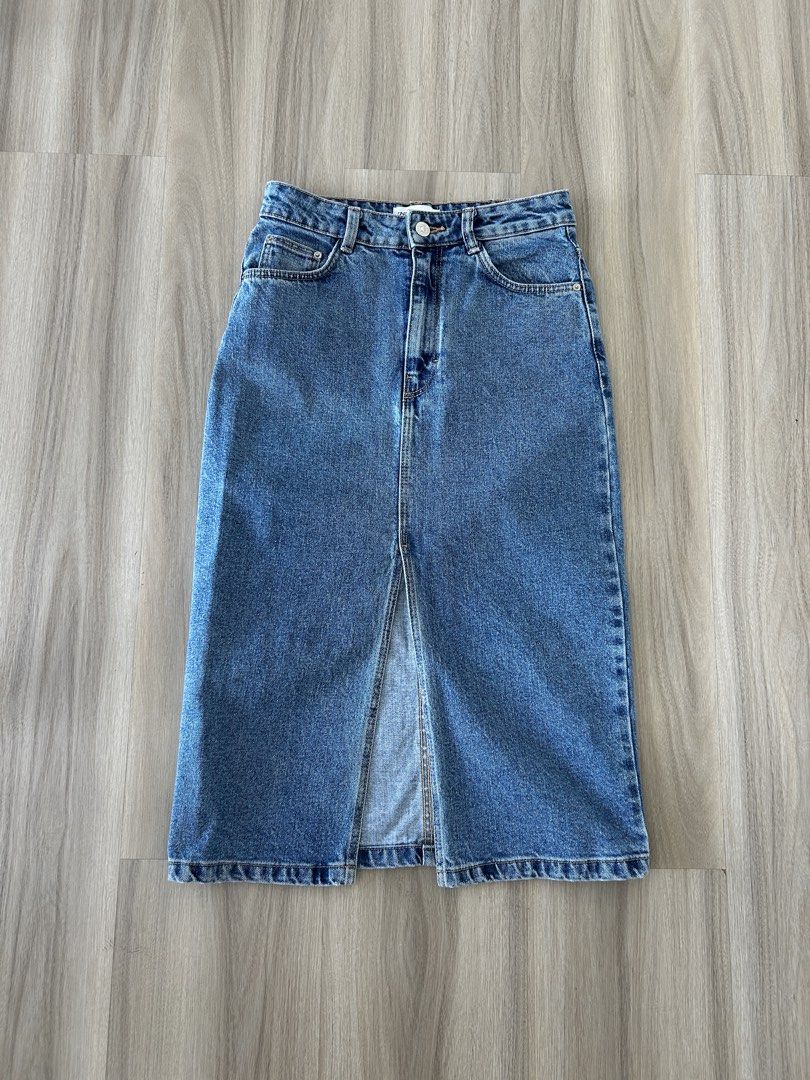 Zara Denim Midi Skirt (Category: Skirts) located in Taguig. Submitted by prelovedcloset2 (Listing ID 1435377195, Image 1). Description: - Zara denim midi skirt - Light blue wash - Front slit detail - Button and zipper closure - Size: XS .