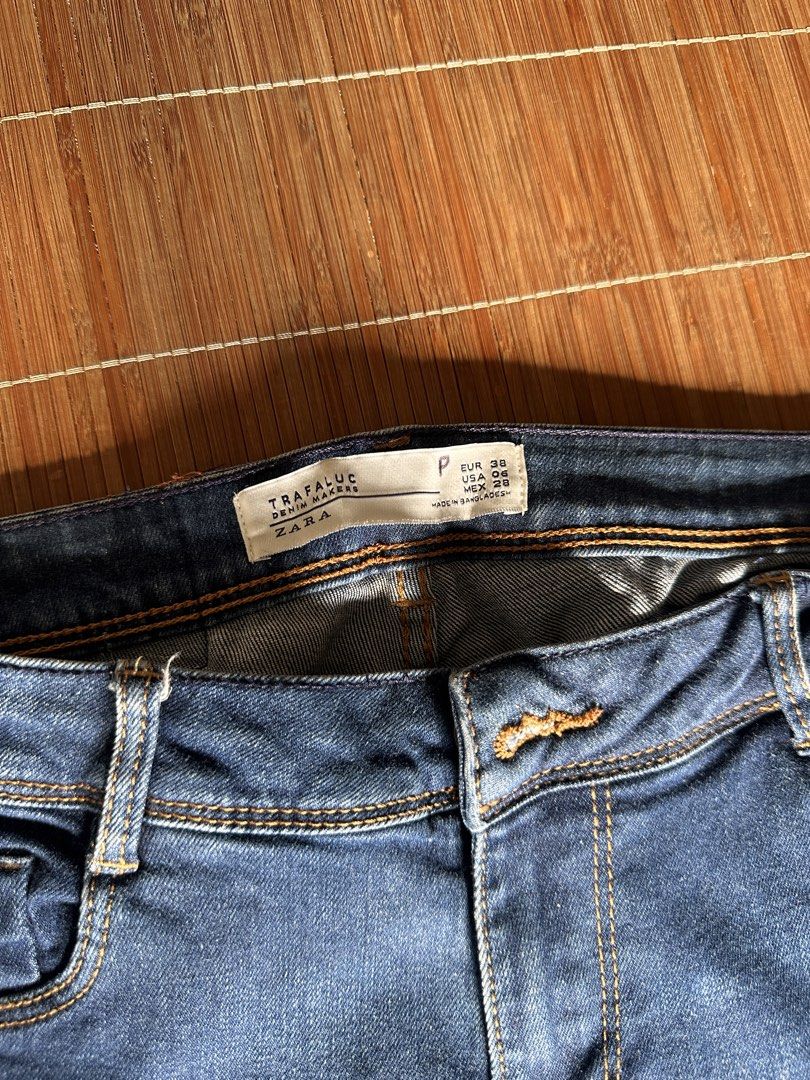 Zara Trafaluc Denim Jeans (Category: Jeans) located in Valenzuela. Submitted by sol___ (Listing ID 1435412409, Image 2). Description: - Zara Trafaluc denim jeans - Dark blue wash - Size: EUR 38 / USA 6 - Button and zipper closure.