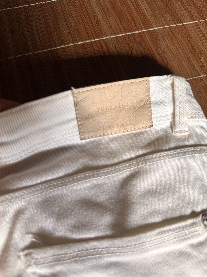 Zara Trafaluc White Jeans (Category: Jeans) located in Valenzuela. Submitted by sol___ (Listing ID 1435412025, Image 2). Description: - Zara Trafaluc white jeans - Button and zipper closure - Two front pockets - Two back pockets - Zara Trafaluc label visible.