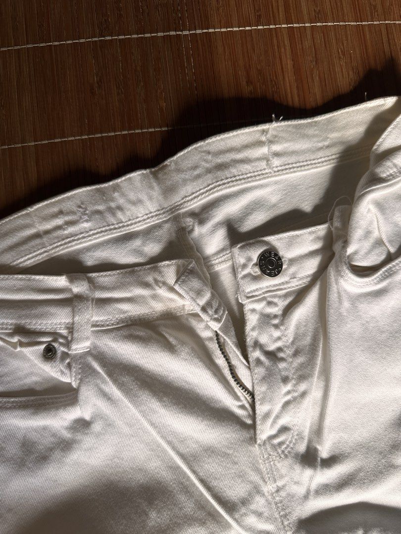 Zara Trafaluc White Jeans (Category: Jeans) located in Valenzuela. Submitted by sol___ (Listing ID 1435412025, Image 3). Description: - Zara Trafaluc white jeans - Button and zipper closure - Two front pockets - Two back pockets - Zara Trafaluc label visible.