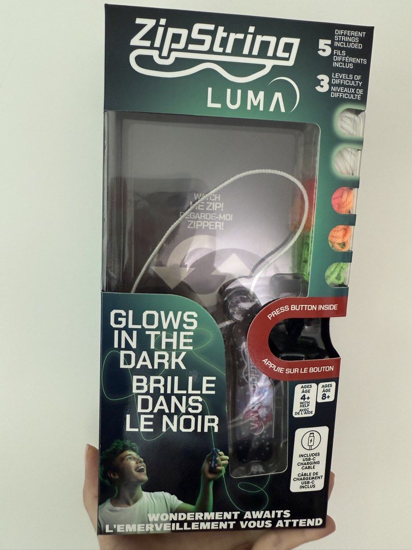 ZipString Luma （分類：互動玩具）位於 Hong Kong。 由 jen524 提交（商品編號 1435389587，圖片 1）。簡介： ZipString Luma illuminates the night with its ultimate gravity-defying toy. It includes 2 glow strings, 3 fluorescent strings, and a USB-C charging cable. The toy has 3 levels of difficulty. It glows in the dark and is designed for amazing tricks. The box also includes instructions on how to use the toy.。