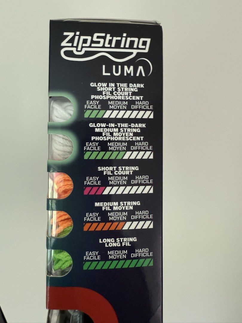 ZipString Luma （分類：互動玩具）位於 Hong Kong。 由 jen524 提交（商品編號 1435389587，圖片 3）。簡介： ZipString Luma illuminates the night with its ultimate gravity-defying toy. It includes 2 glow strings, 3 fluorescent strings, and a USB-C charging cable. The toy has 3 levels of difficulty. It glows in the dark and is designed for amazing tricks. The box also includes instructions on how to use the toy.。