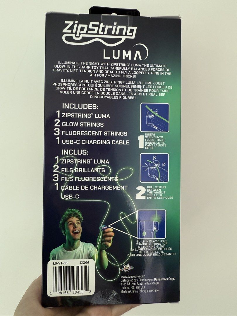 ZipString Luma （分類：互動玩具）位於 Hong Kong。 由 jen524 提交（商品編號 1435389587，圖片 2）。簡介： ZipString Luma illuminates the night with its ultimate gravity-defying toy. It includes 2 glow strings, 3 fluorescent strings, and a USB-C charging cable. The toy has 3 levels of difficulty. It glows in the dark and is designed for amazing tricks. The box also includes instructions on how to use the toy.。