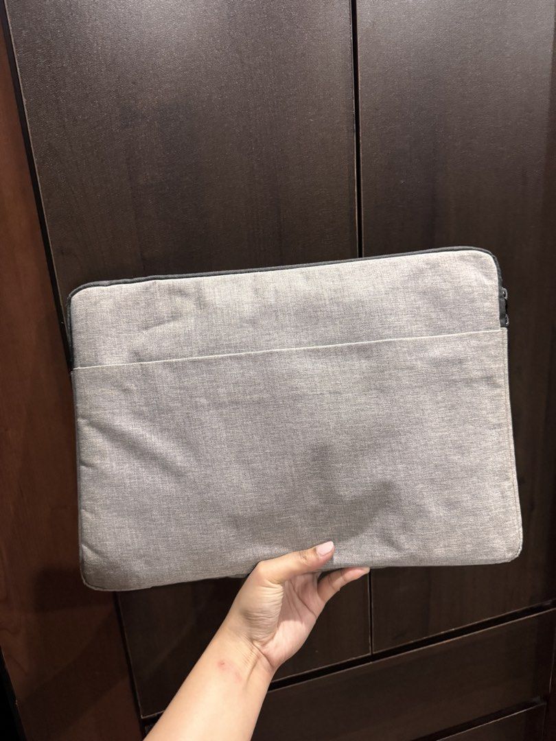 15” GRAY LAPTOP BAG (Category: Laptop Bags & Sleeves) located in Caloocan City. Submitted by anglca_ (Listing ID 1437184245, Image 1). Description: - 15 inches - no issues - extra only north caloocan area. pm me! .