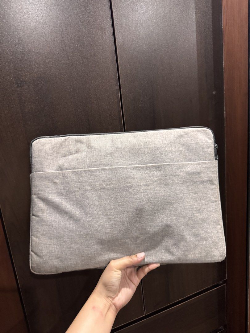 15” GRAY LAPTOP BAG (Category: Laptop Bags & Sleeves) located in Caloocan City. Submitted by anglca_ (Listing ID 1437184245, Image 3). Description: - 15 inches - no issues - extra only north caloocan area. pm me! .
