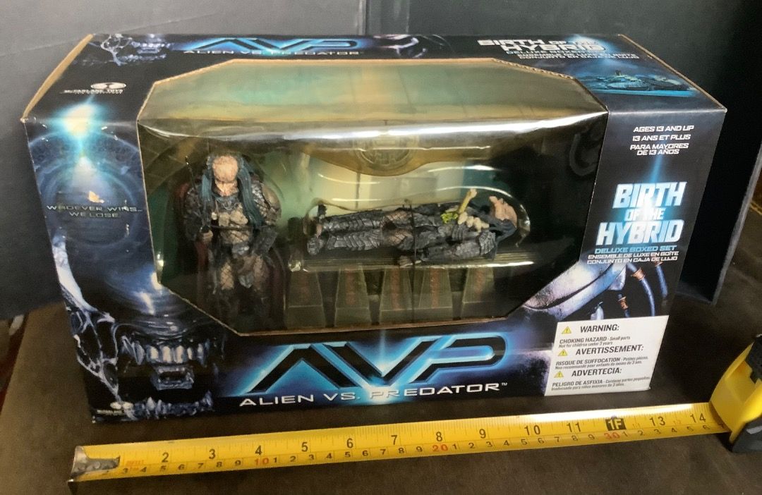 2005 Mcfarlane AVP ALIEN VS PREDATOR birth of the hybrid box set ...