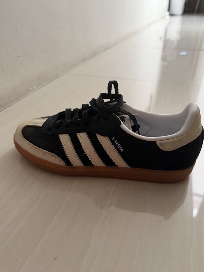 Adidas Samba Black White Gum Sole (Category: Sneakers) located in Paranaque City. Submitted by alyswrld (Listing ID 1437124266, Image 1). Description: - Adidas Samba sneakers bought in japan - Black and white colorway - Gum sole - Size: US 6.5, UK 5, EUR 38 - Features Adidas logo on insole - Classic three stripes design - Black laces Rfs: decluttering.